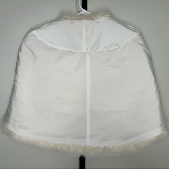 White Fur Shawl - Elegant and Luxurious Accessory for Any Occasion - Picture 3 of 3